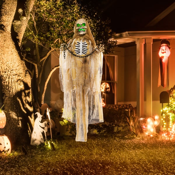 Osvětlená halloweenská dekorace s figurkou ducha před domem