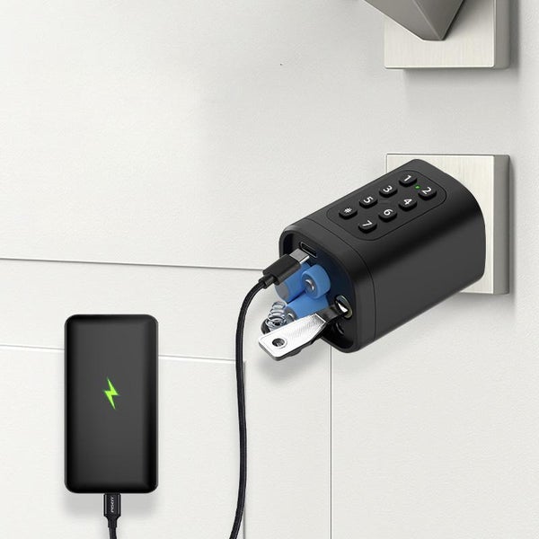 Elektronický kombinační zámek s funkcí nouzového napájení připojený přes powerbanku.