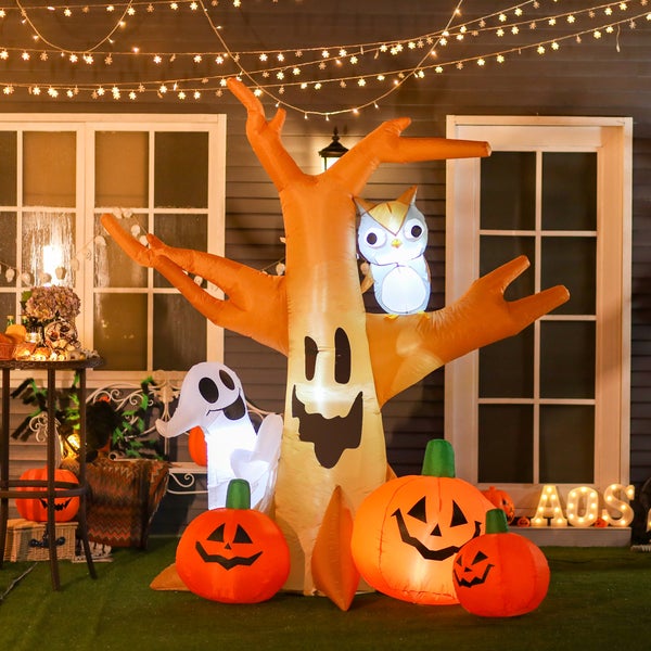 Halloweenská dekorace s nafukovacím stromem, dýněmi, duchem a sovou před domem