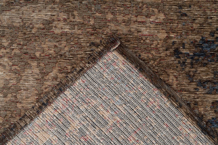 Detailní pohled na tkaný koberec se strukturovaným povrchem a přehnutým rohem ukazujícím zadní stranu.