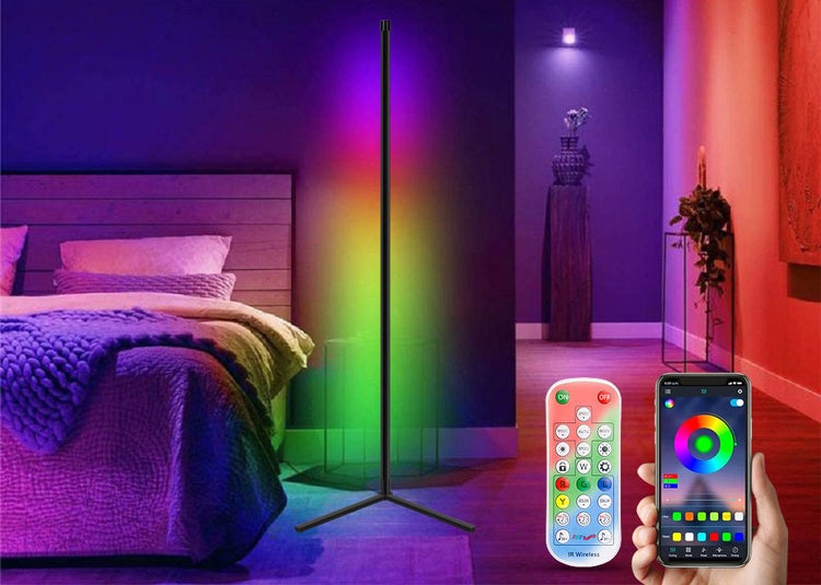 Moderní LED stojací lampa s RGB změnou barev, ovládatelná dálkovým ovladačem nebo aplikací v telefonu v ložnici.
