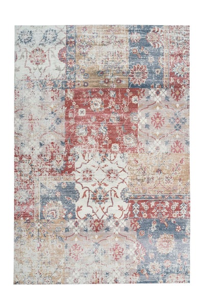Koberec s patchworkovým vzorem, květinovými ornamenty a vintage designem.