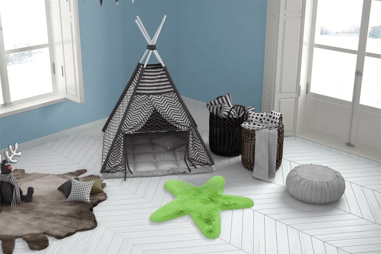 Dětský pokoj se stanem teepee, kobercem ve tvaru hvězdy, proutěnými košíky, sedacím vakem a hračkami ve světlém a hravém interiéru.