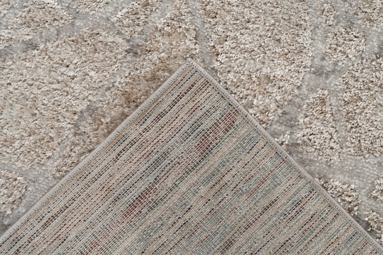 Detailní pohled na koberec s vysokým vlasem a textilní zadní stranou.