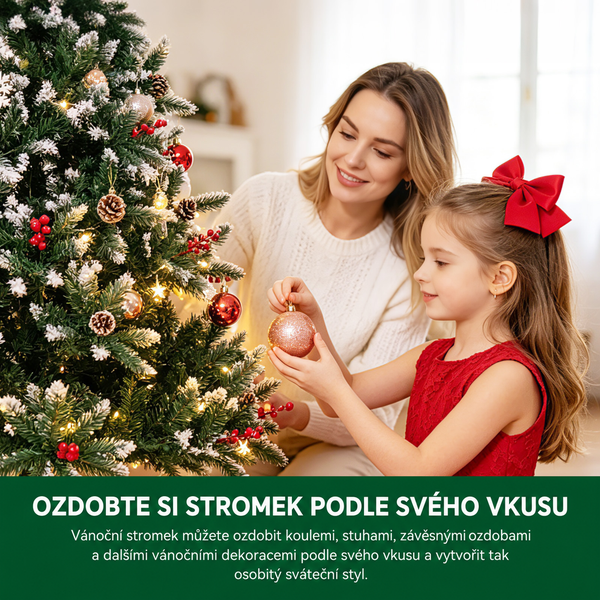Matka s dcerou společně zdobí umělý vánoční stromek vánočními koulemi a šiškami v útulně zařízeném obývacím pokoji.