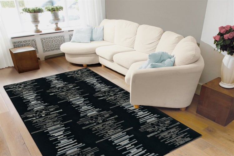 Obývací pokoj se světlou pohovkou a obdélníkovým kobercem s abstraktním vzorem na dřevěné podlaze v moderně zařízené místnosti.