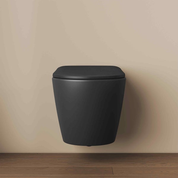 Závěsné WC v matném provedení s odpovídajícím záchodovým sedátkem namontované na stěně.