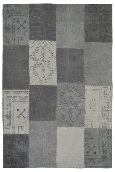 Koberec v patchwork stylu s šedými obdélníky a různými etnickými vzory.