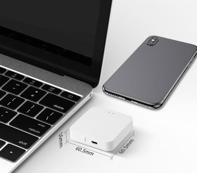 Kompaktní hub pro chytrou domácnost s rozměry vedle notebooku a chytrého telefonu.