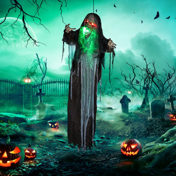 Halloweenská dekorace se svítícím duchem v hřbitovní scéně