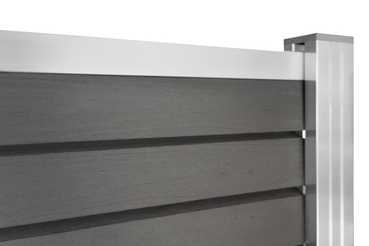 Detailní pohled na plotový prvek s příčkami a rámem