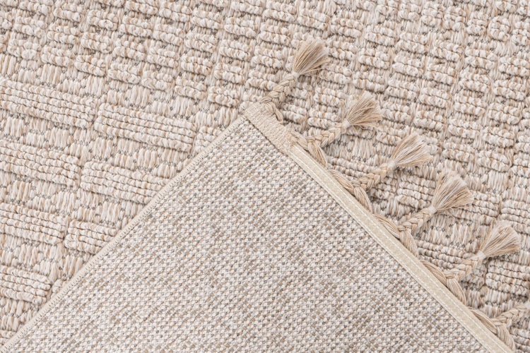 Detailní pohled na texturovaný koberec s třásněmi do obývacího pokoje