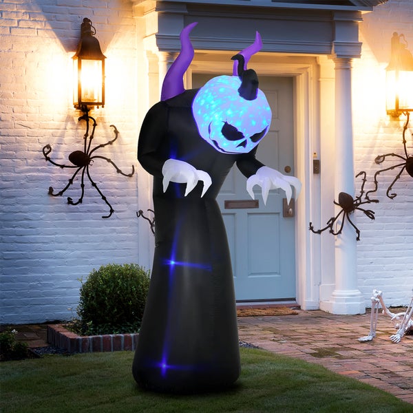 Nafukovací halloweenská dekorace s dýňovou hlavou a rohy před domem
