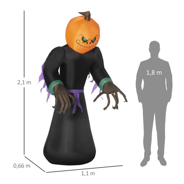 Nafukovací halloweenská dekorace ve tvaru dýňového muže o rozměrech 2,1 m výška, 0,66 m šířka a 1,1 m hloubka.