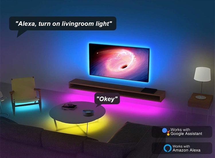 Obývací pokoj s inteligentním LED osvětlením, kompatibilní s hlasovým ovládáním Google Assistant a Amazon Alexa pro chytrou správu světla.