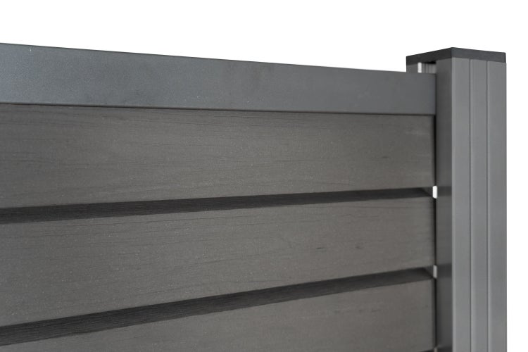 Detailní pohled na prvek plotu s vodorovnými lamelami a sloupkem