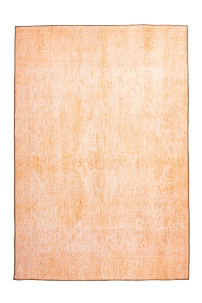 Obdélníkový vnitřní koberec s jemným vintage vzorem v oranžových tónech.
