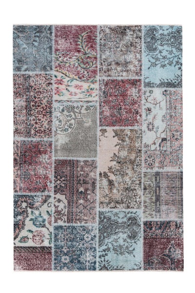 Obdélníkový koberec v patchwork designu s květinovými a orientálními vzory v modré, červené a béžové barvě ve vintage stylu.