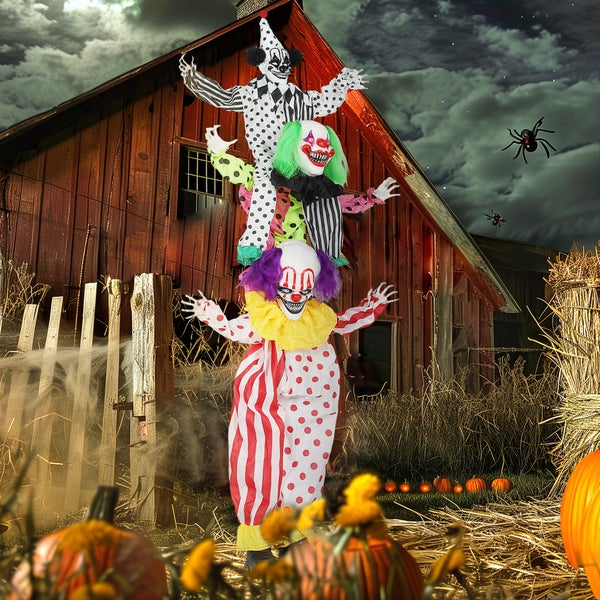 Animovaná halloweenská dekorace věž ze strašidelných klaunů stojící před starou stodolou pro děsivou atmosféru zahrady