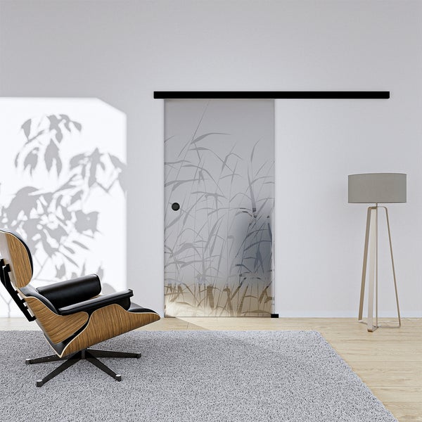 Skleněné posuvné dveře se vzorem rákosu ve světlém, moderním obývacím pokoji s designovým křeslem a stojací lampou.