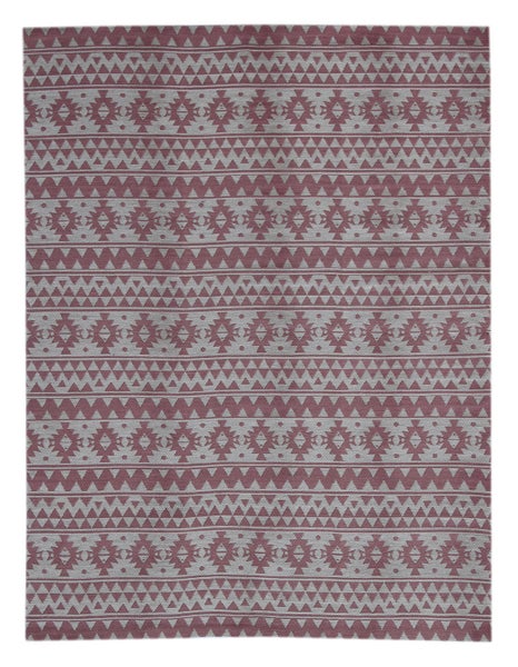 Obdélníkový koberec kilim s geometrickým vzorem s opakujícími se vodorovnými řadami trojúhelníků a etnickými motivy.