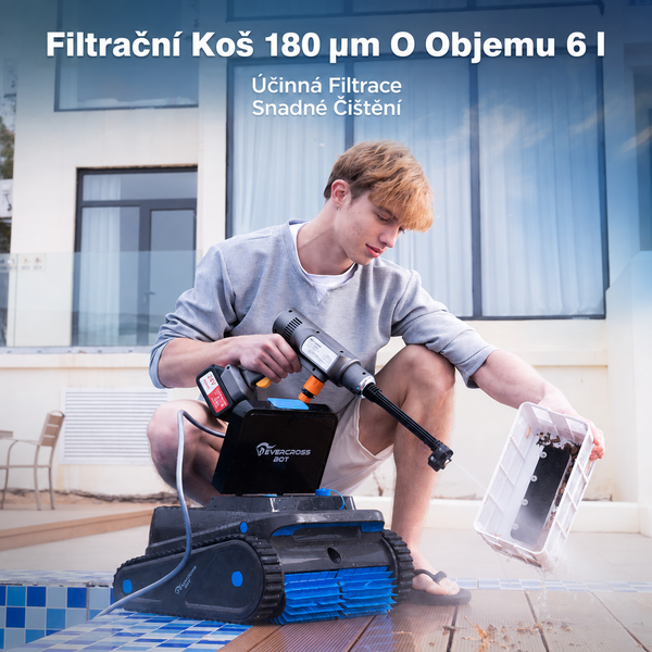 Muž čistí filtrační koš bazénového vysavače pomocí tlakového čističe na terase.