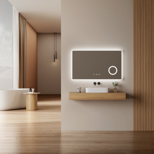 Světlá a prostorná koupelna s LED zrcadlem, umyvadlem na desku na dřevěné konzoli, volně stojící vanou a dřevěnou podlahou v minimalistickém designu.