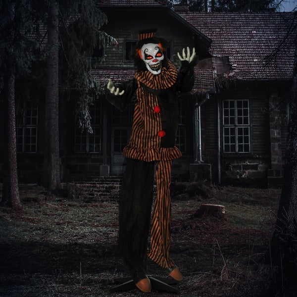 Animovaný halloweenský klaun s LED očima před domem.