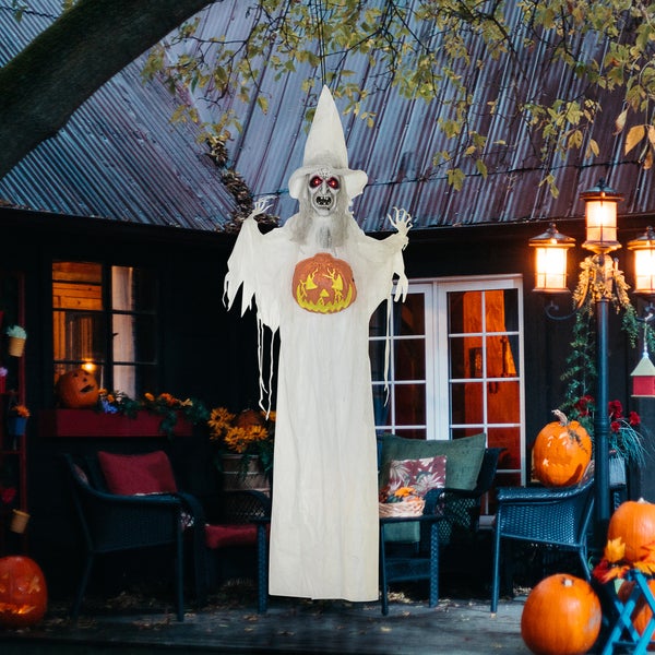 Dekorativní halloweenský duch s dýní před domem