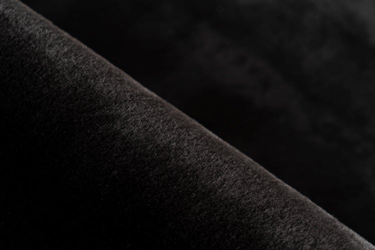Látka se sametovým povrchem a měkkou texturou v detailním záběru