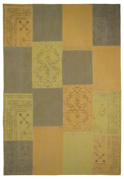 Obdélníkový koberec v patchwork designu s geometrickými a etnickými vzory ve žlutých a olivových odstínech.