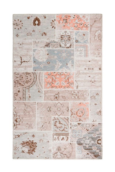 Obdélníkový koberec s patchworkovým designem a květinovými ornamenty ve světlých barvách.