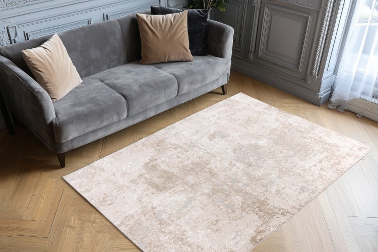 Obývací pokoj se světle vzorovaným kobercem na parketové podlaze, pohovkou s polštáři a klasickou výzdobou stěn v elegantně zařízené místnosti.