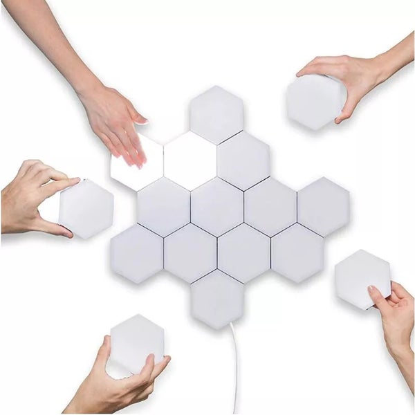 Modulární LED systém nástěnného osvětlení se šestiúhelníkovými prvky které se skládají do včelí struktury