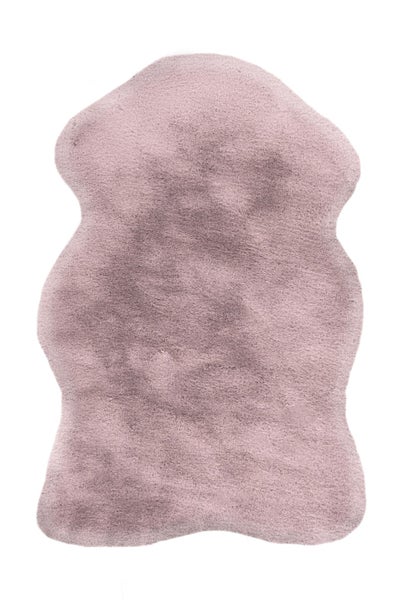Koberec z umělé kožešiny ve tvaru ovčí kůže, v barvě mauve, s měkkou texturou.