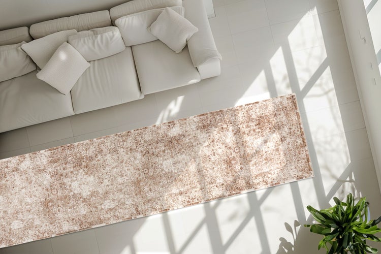 Světlá klasická chodba s kazetovým obložením stěn a rustikálním běhounem na dřevěné podlaze.