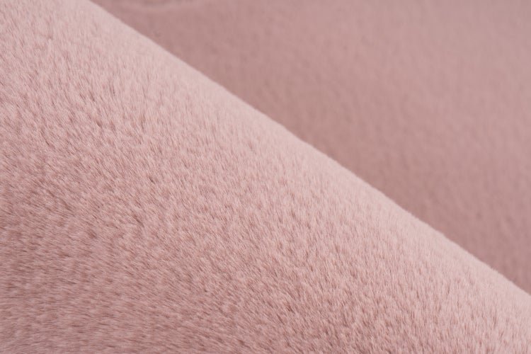 Detailní záběr na jemnou a hustou texturu látky z umělé kožešiny
