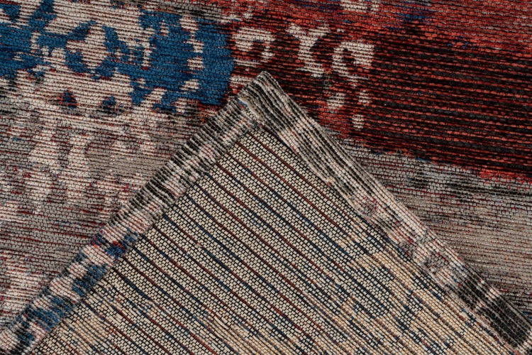 Detailní záběr na tkaný koberec s vintage vzorem a detailní pohled na tkanou zadní stranu.