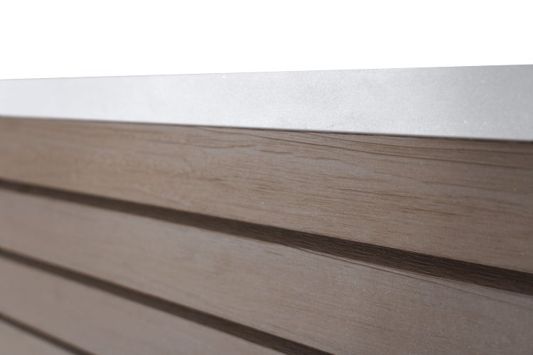 Detailní záběr skříňky pod umyvadlo s vodorovnými dřevěnými panely a stolní deskou
