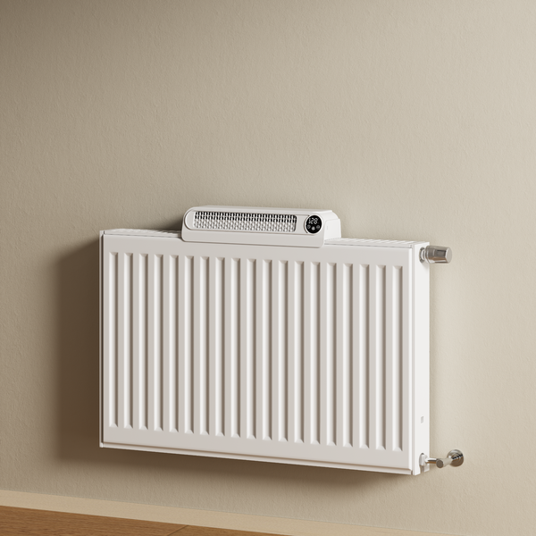Deskový radiátor s nasazeným ventilátorem pro zvýšení výkonu a digitálním displejem na zdi.