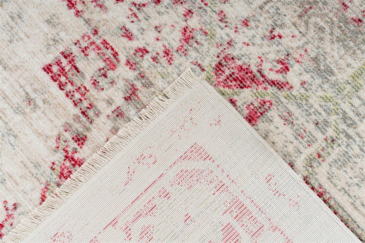 Detailní záběr orientálního koberce s vintage vzorem a třásněmi, viditelná zadní strana.