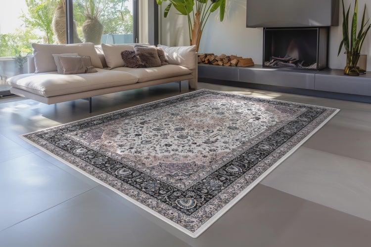 Obdélníkový orientální koberec s detailním květinovým vzorem položený na moderní podlaze obývacího pokoje před pohovkou a krbem.