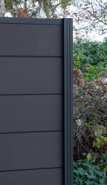 Detailní pohled na kompozitní zahradní plot se sloupky