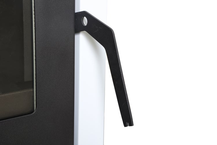 Detailní pohled na kamna na dřevo s rukojetí