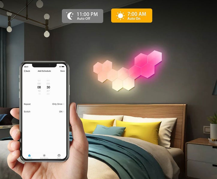 Ruka drží smartphone s aplikací pro ovládání inteligentních šestiúhelníkových nástěnných svítidel v ložnici s funkcí automatického plánování.