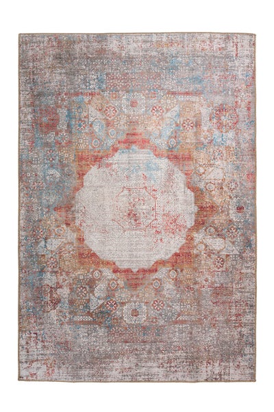 Obdélníkový koberec ve vintage orientálním designu s centrálním medailonem a vybledlými vzory.