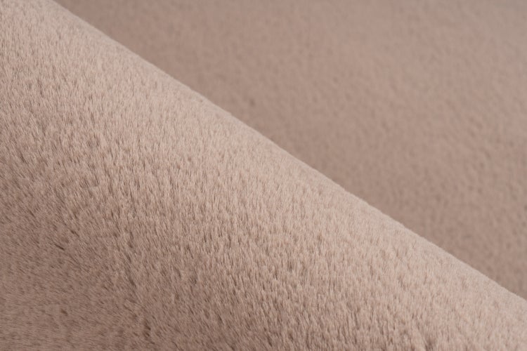 Detail měkké látky z umělé kožešiny s hustou texturou