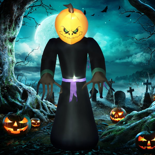 Halloweenská scéna s dýňovou hlavou, hřbitovem a dýňovými lucernami