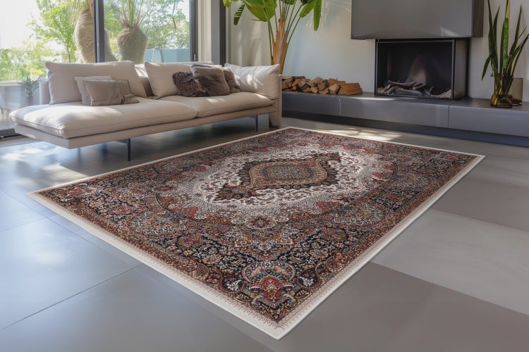 Orientální koberec s detailním vzorem položený ve světlém moderním obývacím pokoji před pohovkou a krbem.