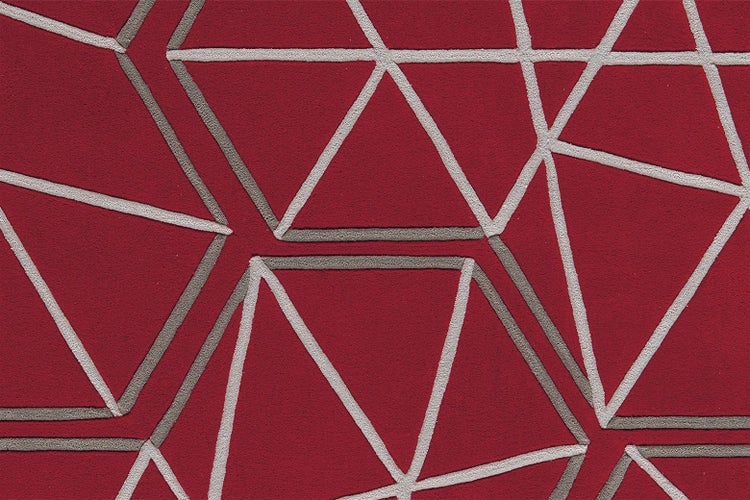 Koberec do obývacího pokoje s geometrickým vzorem trojúhelníků a čar.